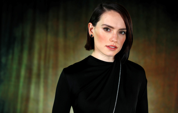 Актриса Дэйзи Ридли  с короткой стрижкой в черном платье