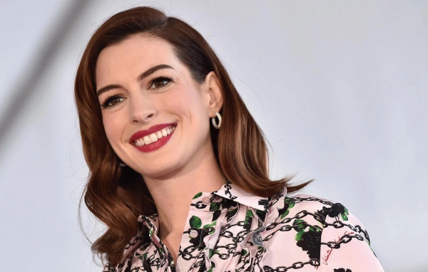 Улыбающаяся актриса Энн Хэтэуэй 