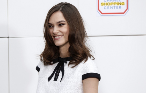 Улыбающаяся девушка, актриса Кира Найтли в платье