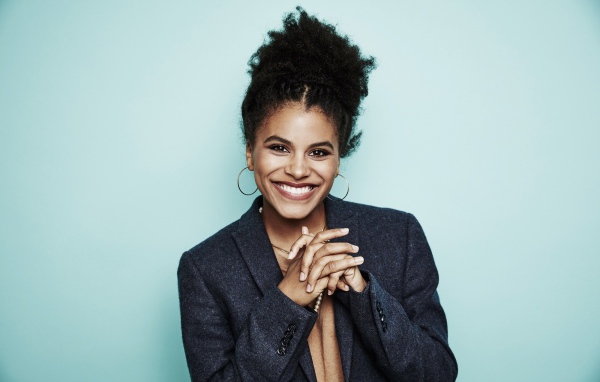 Улыбающаяся девушка, актриса Зази Битц в сером пиджаке