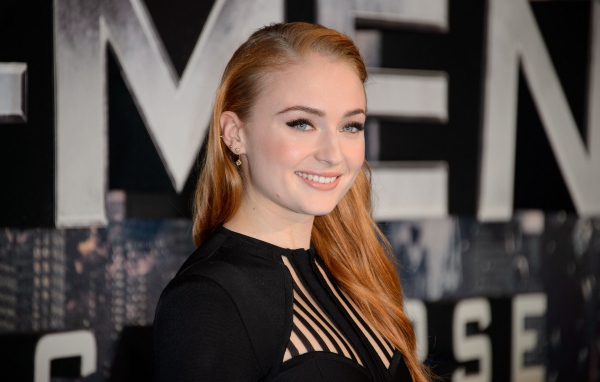 Улыбающаяся рыжеволосая девушка, актриса Софи Тёрнер