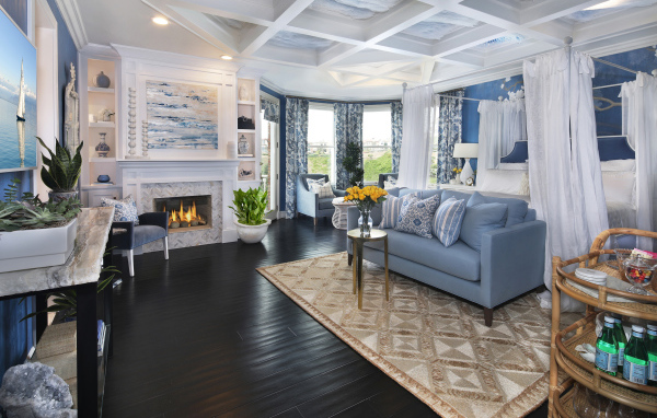 Просторная спальня с диваном и камином