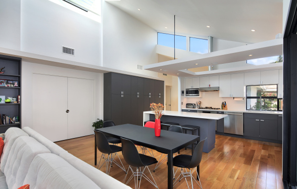 Просторная кухня в серо-белых тонах 