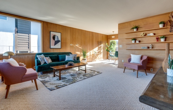 Просторная гостиная комната с деревяной мебелью 