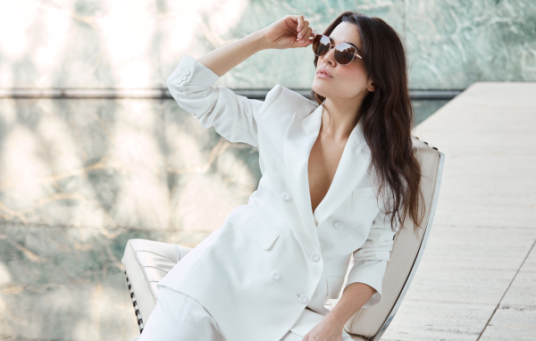 Испанская киноактриса Адриана Угарте в белом костюме