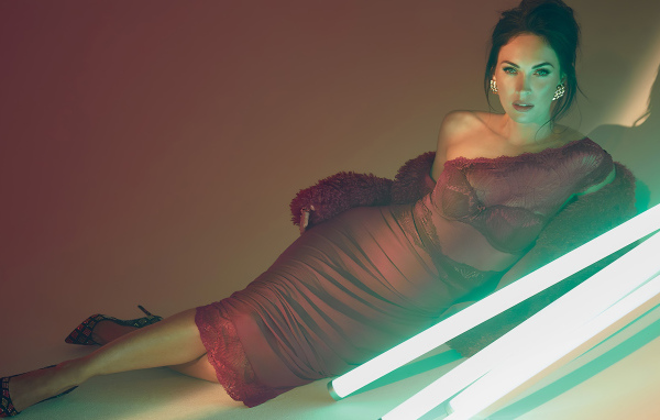 Эффектная актриса Меган Фокс  в красном платье