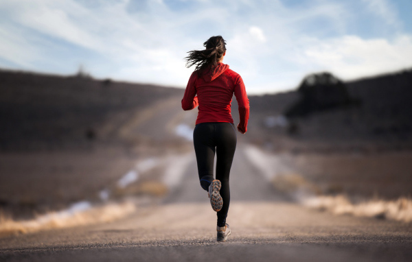 Спортивная девушка занимается бегом