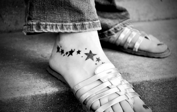 Татуировка звездочки на ноге у девушки 