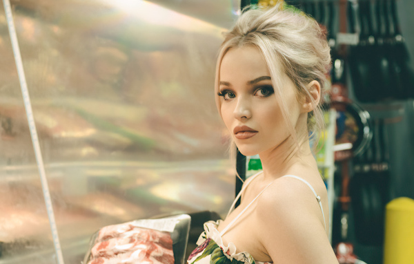 Стильная девушка, актриса Дав Кэмерон 