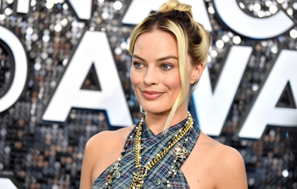 Стильная актриса Марго Робби с украшениями на шее 