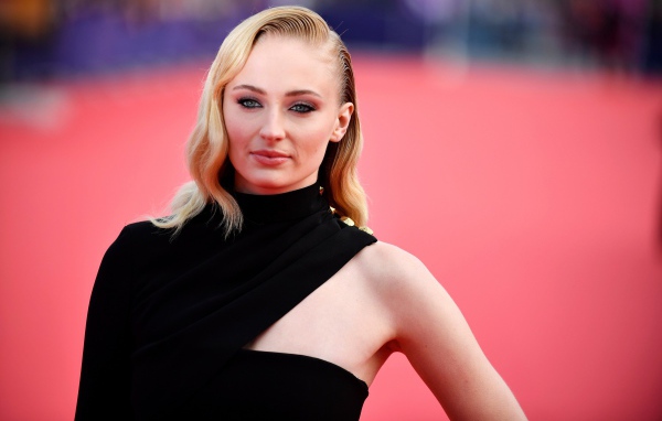 Стильная актриса Софи Тёрнер в черном наряде