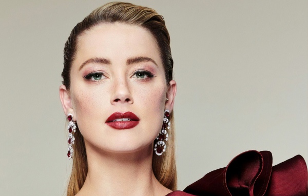 Стильная женщина, актриса Эмбер Хёрд с ярким макияжем