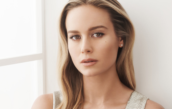 Милая Бри Ларсон стоит у окна