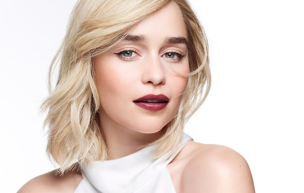 Нежная блондинка, актриса Эмилия Кларк на белом фоне