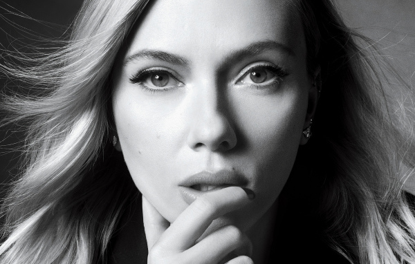 Лицо актрисы Скарлетт Йоханссон черно - белое фото