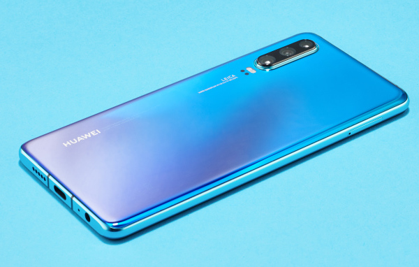 Новый смартфон Huawei P40 на голубом фоне