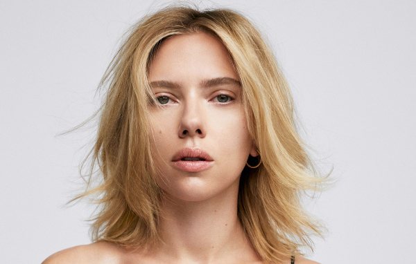 Настоящая девушка, актриса Скарлетт Йоханссон на сером фоне