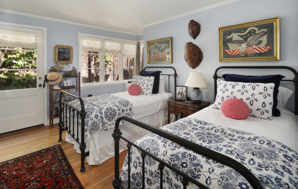 Две большие кровати в спальне с большими окнами