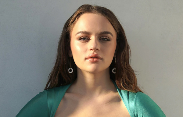 Молодая американская актриса Джои Кинг на сером фоне