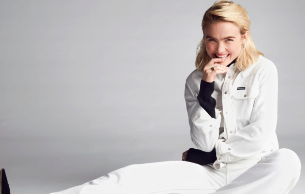 Молодая американская актриса Мэдди Хассон в белом костюме