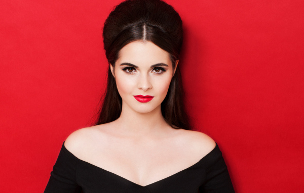 Молодая американская актриса Ванесса Марано на красном фоне