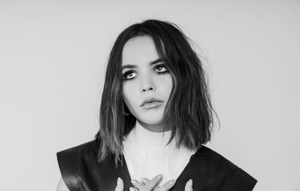 Молодая актриса Бэйли Мэдисон черно - белое фото