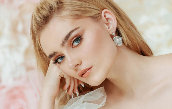 Молодая голубоглазая актриса Мэг Доннелли