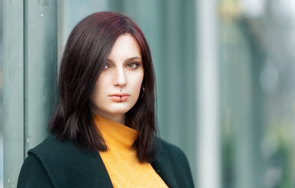 Молодая девушка с черным пирсингом на губах