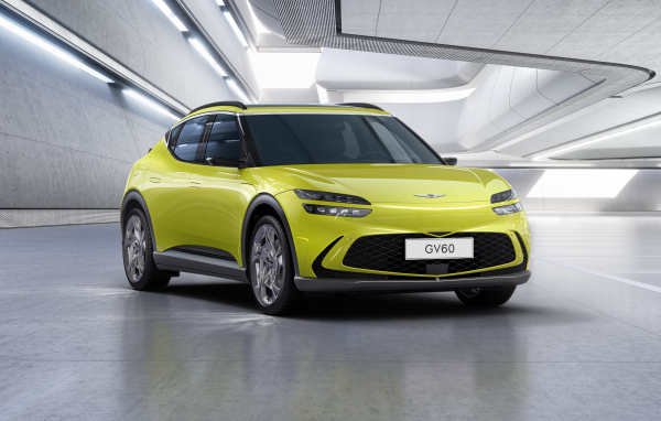 Желтый автомобиль Genesis GV60, 2021 года в здании