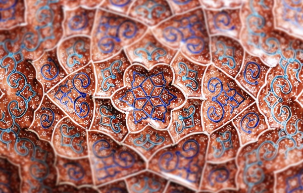 Красивые синие узоры цветов на коричневом фоне 