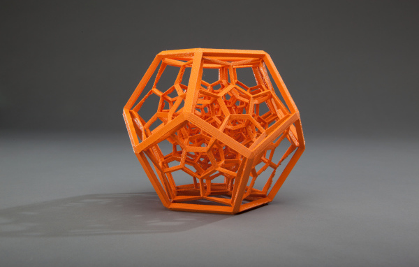 Оранжевый многогранник на сером фоне 3д