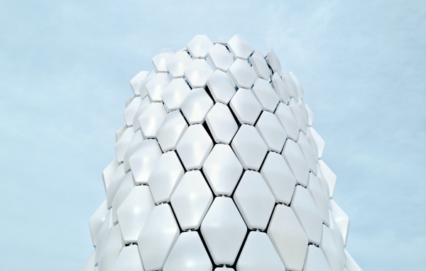 Белые соты на голубом фоне 