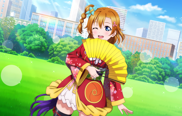 Красивая девушка аниме с веером в руке 