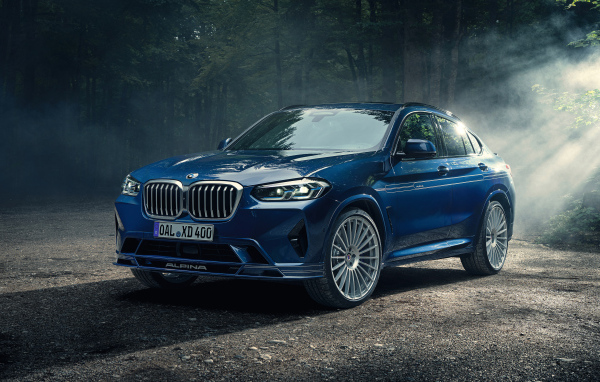 Автомобиль Alpina XD4, 2021 года в лесу