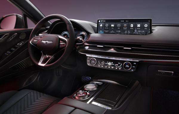 Черный салон автомобиля Genesis G80 Sport 2021 года