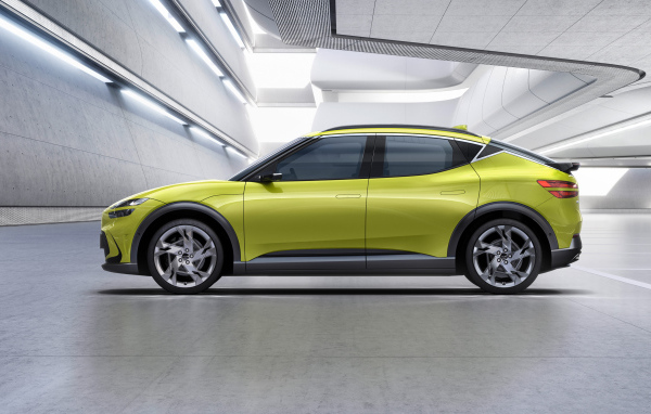 Автомобиль  Genesis GV60, 2021 года вид сбоку