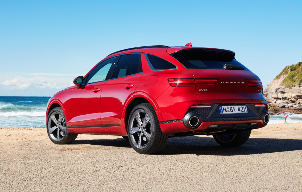 Красный автомобиль Genesis GV70 2.5T AWD 2021 года вид сзади 