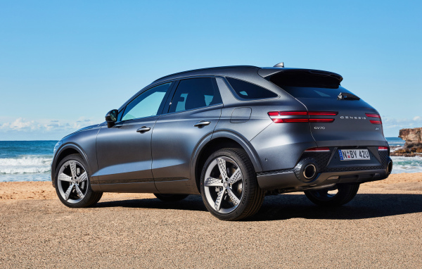 Серебристый автомобиль Genesis GV70 3.5T AWD 2021 года вид сзади 