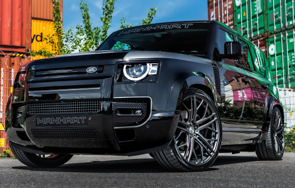 Черный дорогой автомобиль Manhart Defender DP500 2021 года
