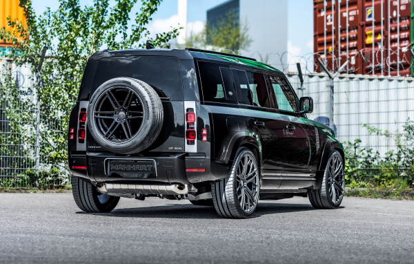 Черный автомобиль Manhart Defender DP500 2021 года вид сзади