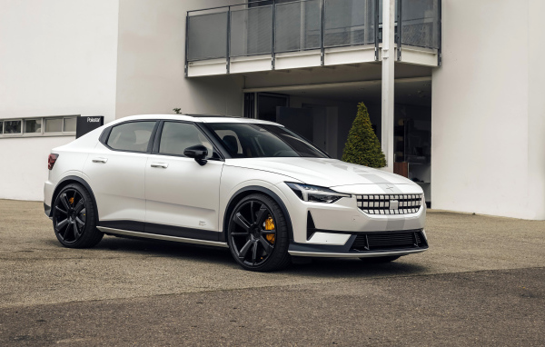 Белый Polestar 2 Experimental 2021 года у дома