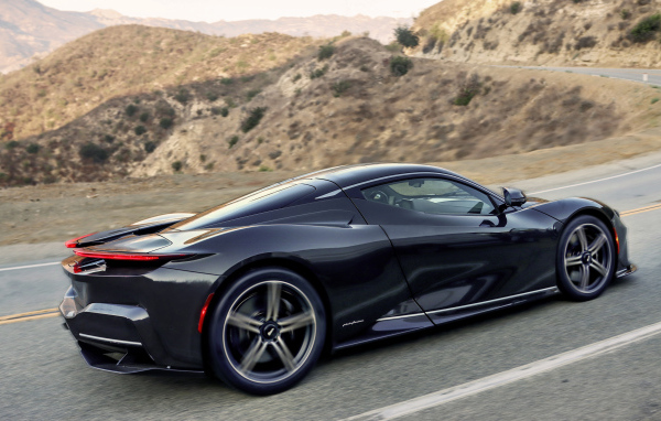 Черный Pininfarina Battista, 2022 года на трассе в горах