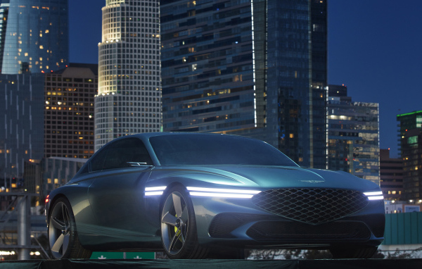 Новый автомобиль Genesis X Concept 2021  года на фоне небоскребов