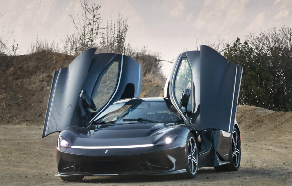 Автомобиль Pininfarina Battista, 2022 года с открытыми дверями