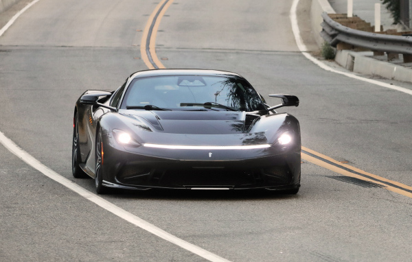 Быстрый автомобиль Pininfarina Battista, 2022 года на дороге