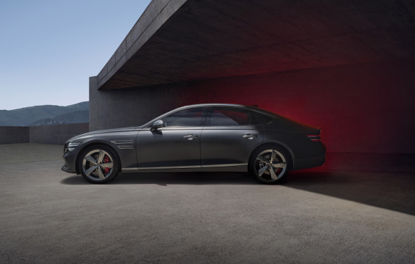 Вид сбоку на автомобиль Genesis G80 Sport 2021 года