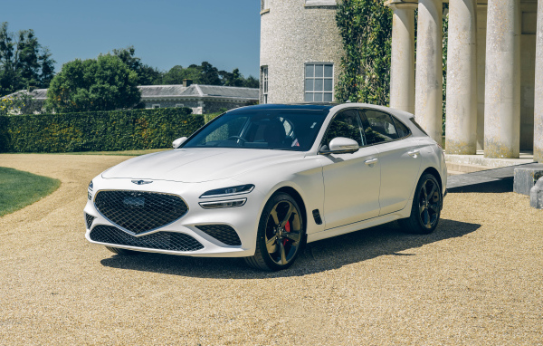 Белый  Genesis G70 2.0T Shooting Brake 2021 года у здания