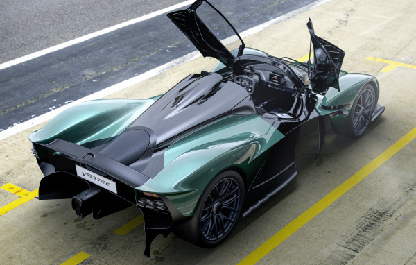Гоночный автомобиль Aston Martin Valkyrie Spider 2021 года