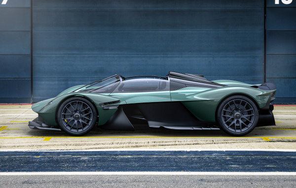 Кабриолет Aston Martin Valkyrie Spyder 2021 года вид сбоку