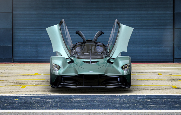 Автомобиль Aston Martin Valkyrie Spyder 2021 года с открытыми дверями